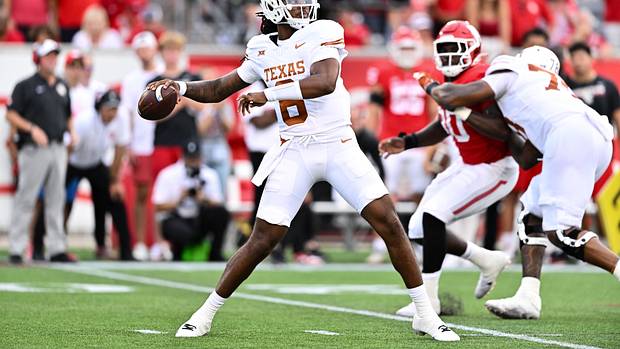 Texas Longhorns quarterback Maalik Murphy (6) looks to pass the ball during the third quarter against the Houston Cougars at TDECU Stadium.