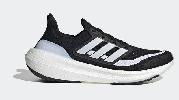 Aaron Rodgers is Back in Adidas Sneakers for Jets Game