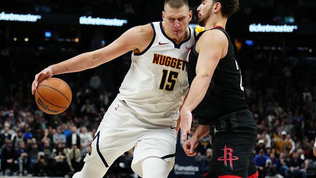 Nuggets center Nikola Jokic (15) drives at Houston Rockets center Alperen Sengun (28) in the second half at Ball Arena.