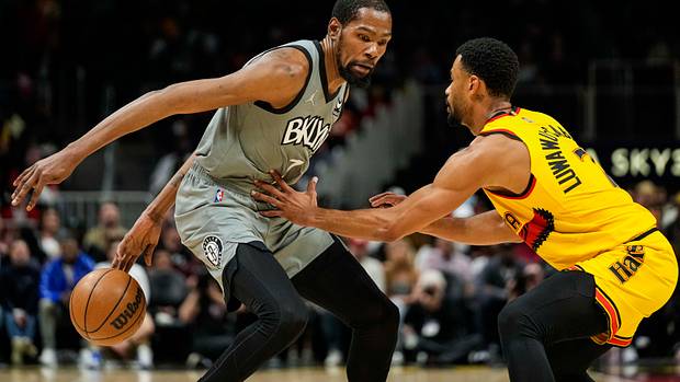 Kevin Durant dribbles behind his back in front of Timothe Luwawu-Cabarrot.