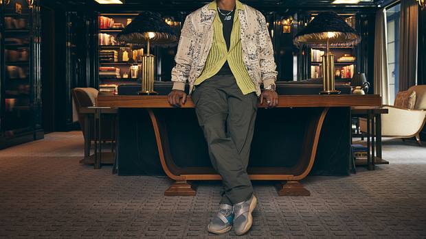 Francisco Lindor poses in his grey New Balance shoes.