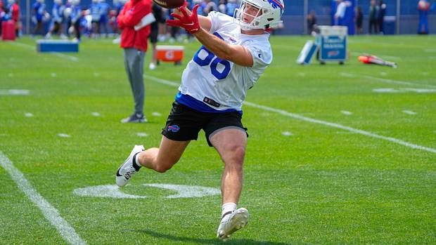 Kincaid makes a catch during training camp.