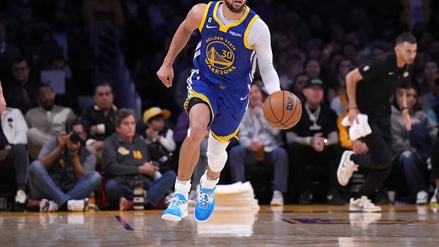 Golden State Warriors guard Stephen Curry dribbles the ball against the Los Angeles Lakers.