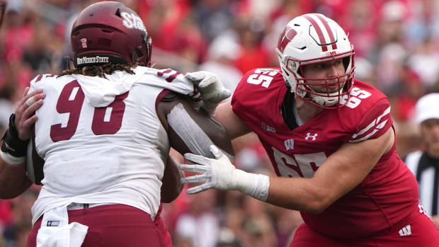 Wisconsin offensive lineman Tyler Beach blocking against New Mexico State.