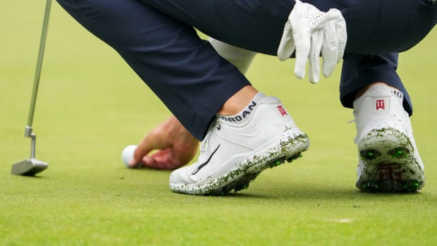 View of Scottie Scheffler's white golf shoes.