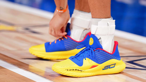 The 10 Best Basketball Sneakers for Players with Flat Feet 2024 -  WearTesters