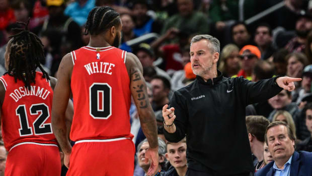 November 23, 2022; Chicago Bulls head coach Billy Donovan talks to Coby White during game against the Milwaukee Bucks at Fiserv Forum