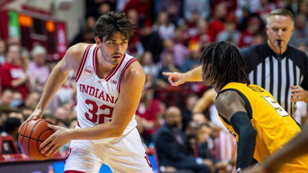 Indiana's Trey Galloway (32) runs the offense during the first half of the Indiana versus Kennesaw State men's basketball game at Simon Skjodt Assembly Hall on Friday, Dec. 29, 2023.