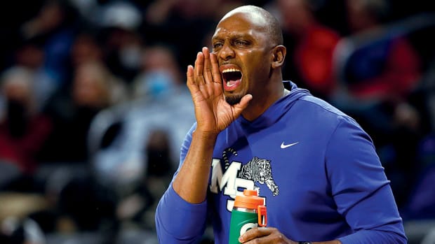 Memphis Tigers head coach Penny Hardaway shouts to his offense in the first half of the NCAA American Athletic Conference basketball game between the Cincinnati Bearcats and the Memphis Tigers at Fifth Third Arena in Cincinnati in 2022.
