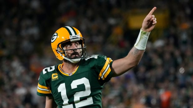Aaron Rodgers points to the sky.