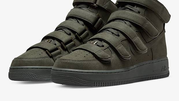Billie Eilish green Nike shoes.