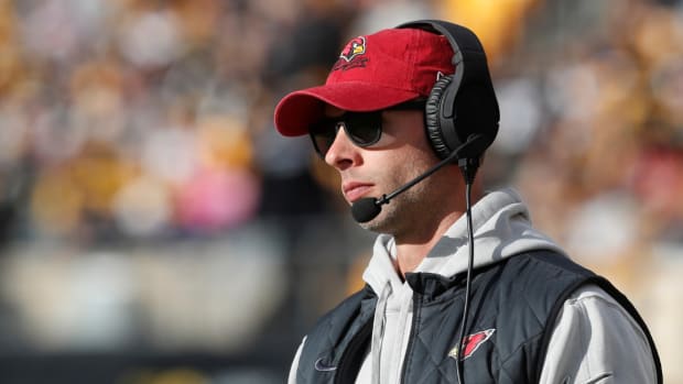 Arizona Cardinals head coach Jonathan Gannon looks on from the sidelines against the Pittsburgh Steelers during the first quarter at Acrisure Stadium.