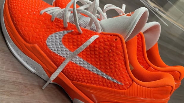 DeMar DeRozan wore a pair of Nike Kobe 6 in the WNBA colorway.