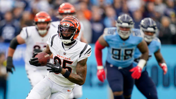 Cincinnati Bengals wide receiver Tee Higgins (85) runs the ball as they face the Tennessee Titans during the first quarter at Nissan Stadium Sunday, Nov. 27, 2022, in Nashville, Tenn. Nfl Cincinnati Bengals At Tennessee Titans Syndication The Tennessean