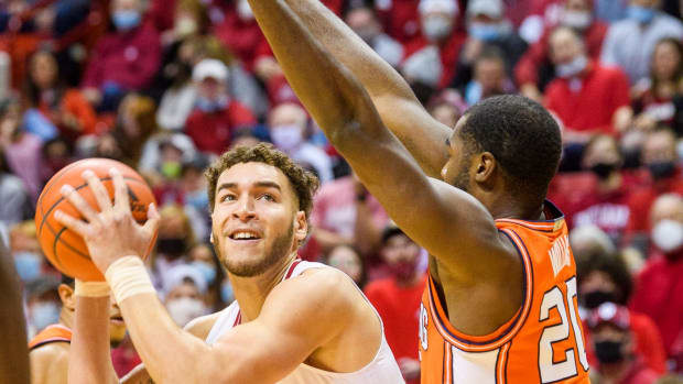 Race Thompson goes up for a shot in Indiana's matchup versus Illinois.