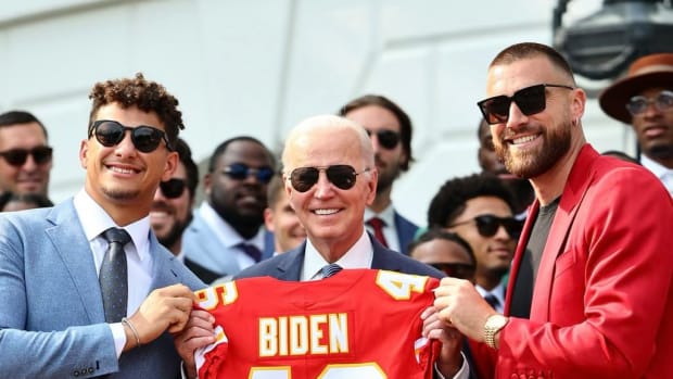 Patrick Mahomes and Travis Kelce present President Joe Biden with a Chiefs jersey.