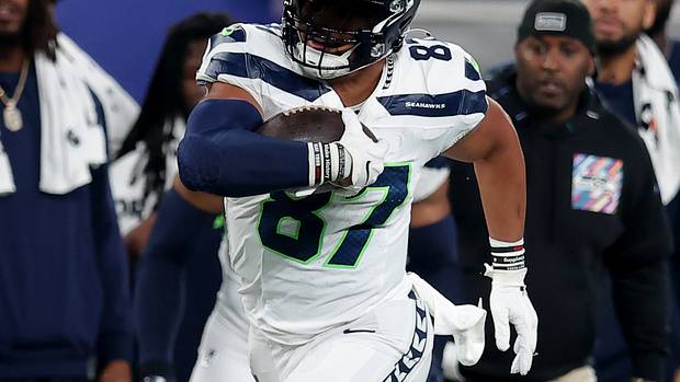 Seattle Seahawks tight end Noah Fant (87) breaks a tackle by New York Giants linebacker Bobby Okereke (58) during the second quarter at MetLife Stadium.