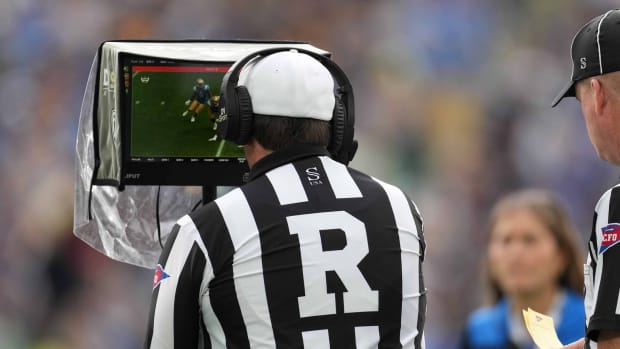 Video review referee 2021 Oregon-UCLA football USATSI_17035391