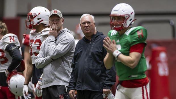 Mark Whipple and Scott Frost with quarterback spring practice 2022.03.30 2794