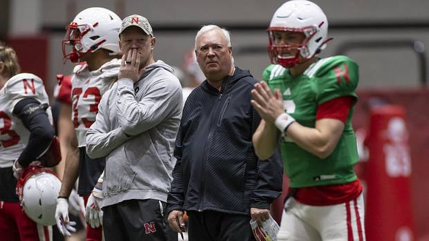 Mark Whipple and Scott Frost with quarterback spring practice 2022.03.30 2794