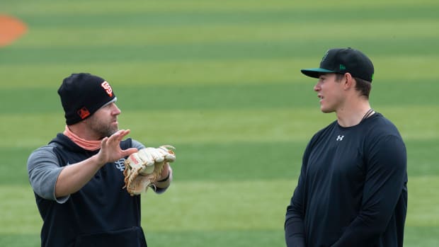 Dennis Pelfrey talks with SF Giants prospect Seth Corry in 2021.
