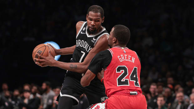 November 1, 2022; Brooklyn Nets superstar Kevin Durant facing up against Chicago Bulls' forward Javonte Green