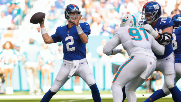 Mike Glennon of the Giants sets to throw against the Dolphins.