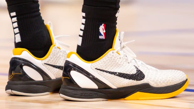 San Antonio Spurs guard Tre Jones wears the Nike Kobe 6 Protro sneakers against the Detroit Pistons on January 1, 2022.
