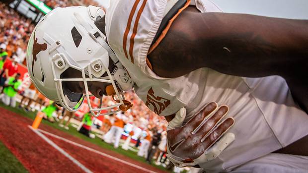 Texas running back CJ Baxter (4) takes a bow after scoring the game-winning touchdown in the fourth quarter of the Longhorn's game against the Houston Cougars at TDECU Stadium in Houston