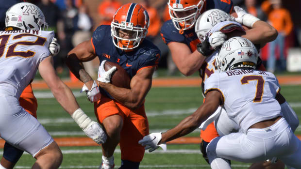 Chase Young on a running play for Illinois.