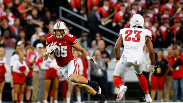 Wisconsin tight end Clay Cundiff running with the football against Illinois State.