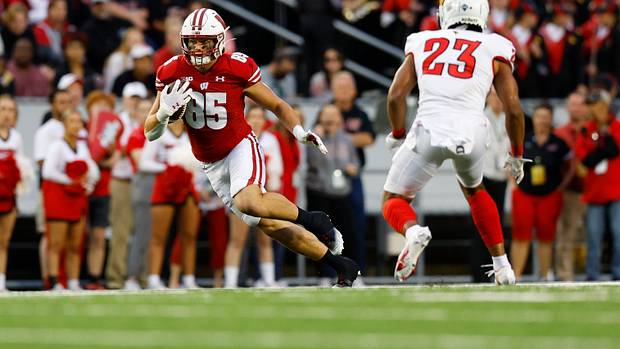 Wisconsin tight end Clay Cundiff running with the football against Illinois State.