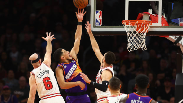 November 30, 2022; Phoenix Suns guard Devin Booker shoots against Chicago Bulls guard Zach LaVine Alex Caruso