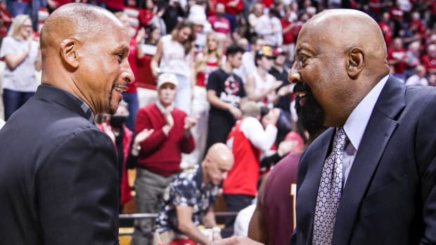 Bethune-Cookman assistant coach Billy Garrett (left) and Indiana coach Mike Woodson (right) shake hands at Simon Skjodt Assembly Hall on Nov. 10, 2022.