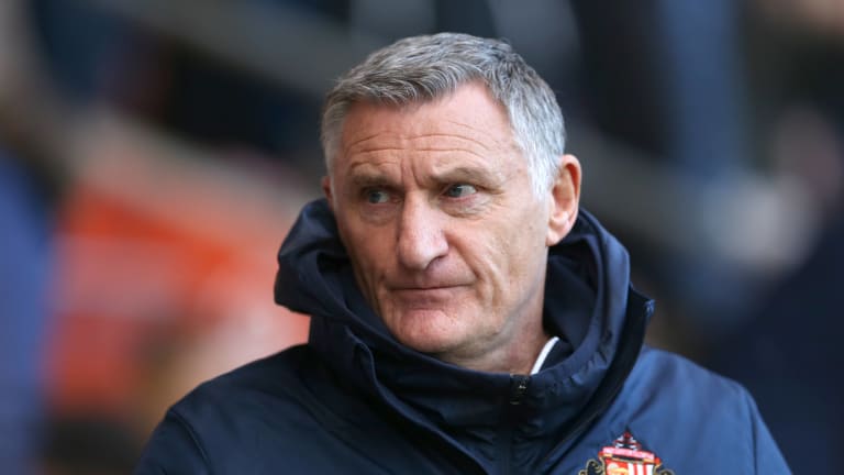 Tony Mowbray: Sunderland in discussions to sign striker