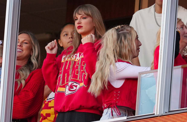 Taylor Swift Changes 'Karma' Lyrics for Travis Kelce on Eras Tour - Sports  Illustrated Kansas City Chiefs News, Analysis and More