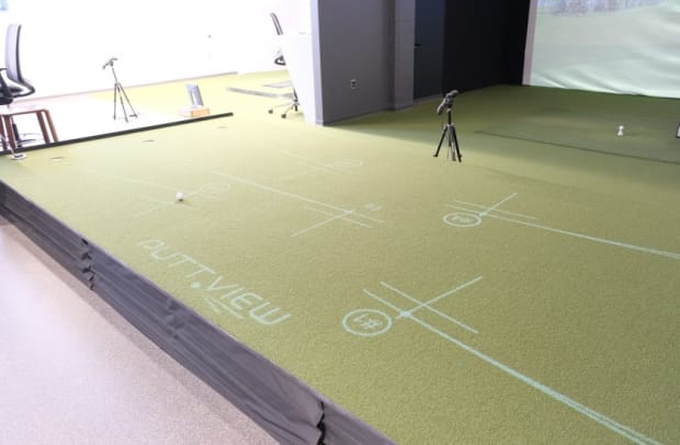 Northwestern University Gleacher Golf Center — Digitally adjustable putting platform