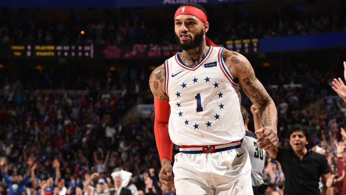 Sixers' Mike Scott wears Washington jersey to Eagles' tailgate, appears to  get into scuffle with Philly fans