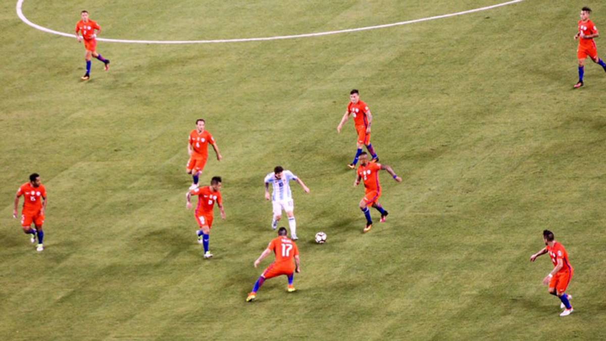 messi-chile-argentina-final-surroundedjpg.jpg