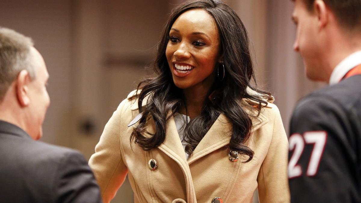Chicago Radio Talker Fired After 'Degrading and Humiliating' Tweet About  ESPN's Maria Taylor - Sports Illustrated Cleveland Guardians News, Analysis  and More