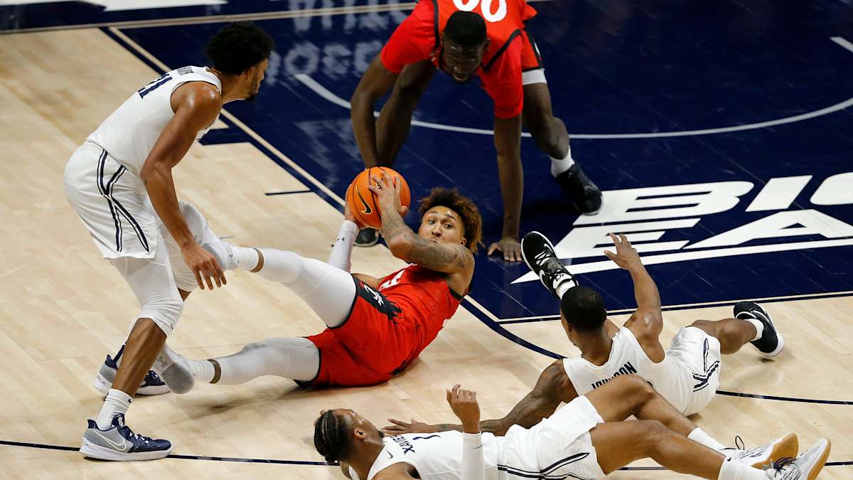 Three Man Weave Xavier Dominates Uc For Third Straight Crosstown Shootout Victory All Bearcats