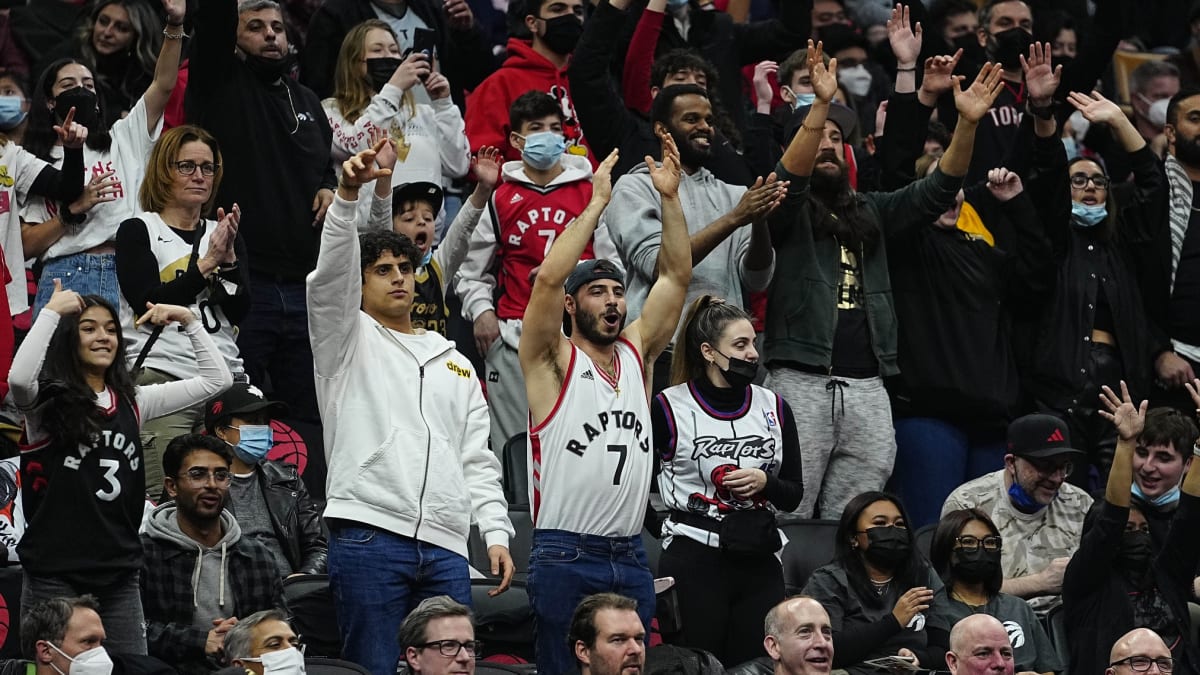 With no fans in attendance in Toronto, a gigantic Raptor committed a  hilarious video bomb - Article - Bardown
