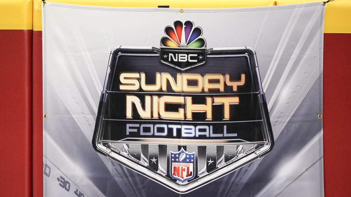 who plays in the sunday night football game tonight