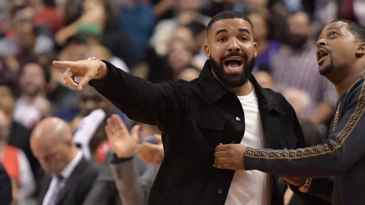 Drake has Kawhi Leonard Raptors jersey hanging in his crib