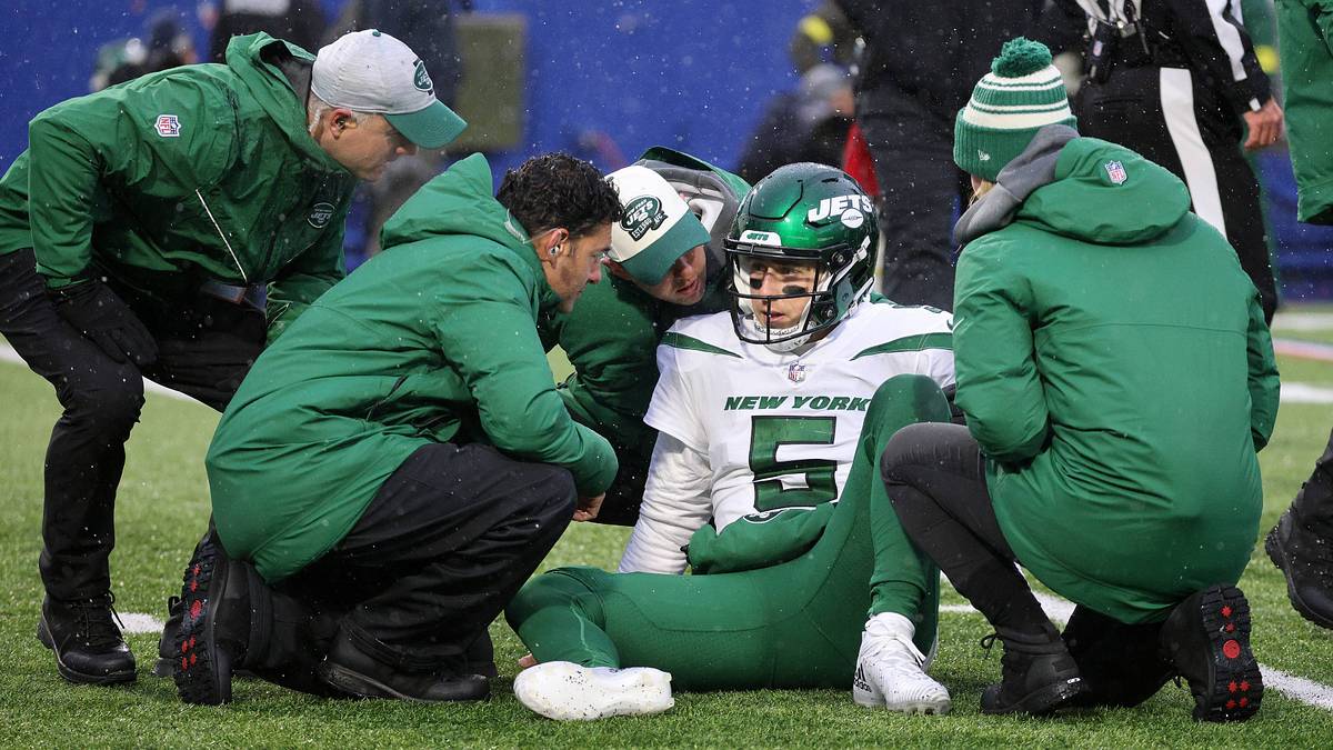 Jets QB Mike White Rebuffs Ribs Injury: 'Peel Me Off That Field' - Sports  Illustrated