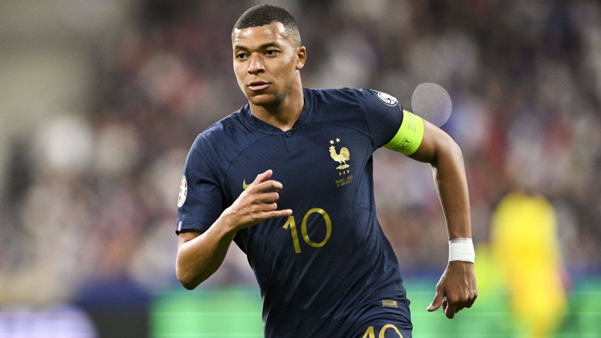 Kylian mbappe world cup trophy hi-res stock photography and images