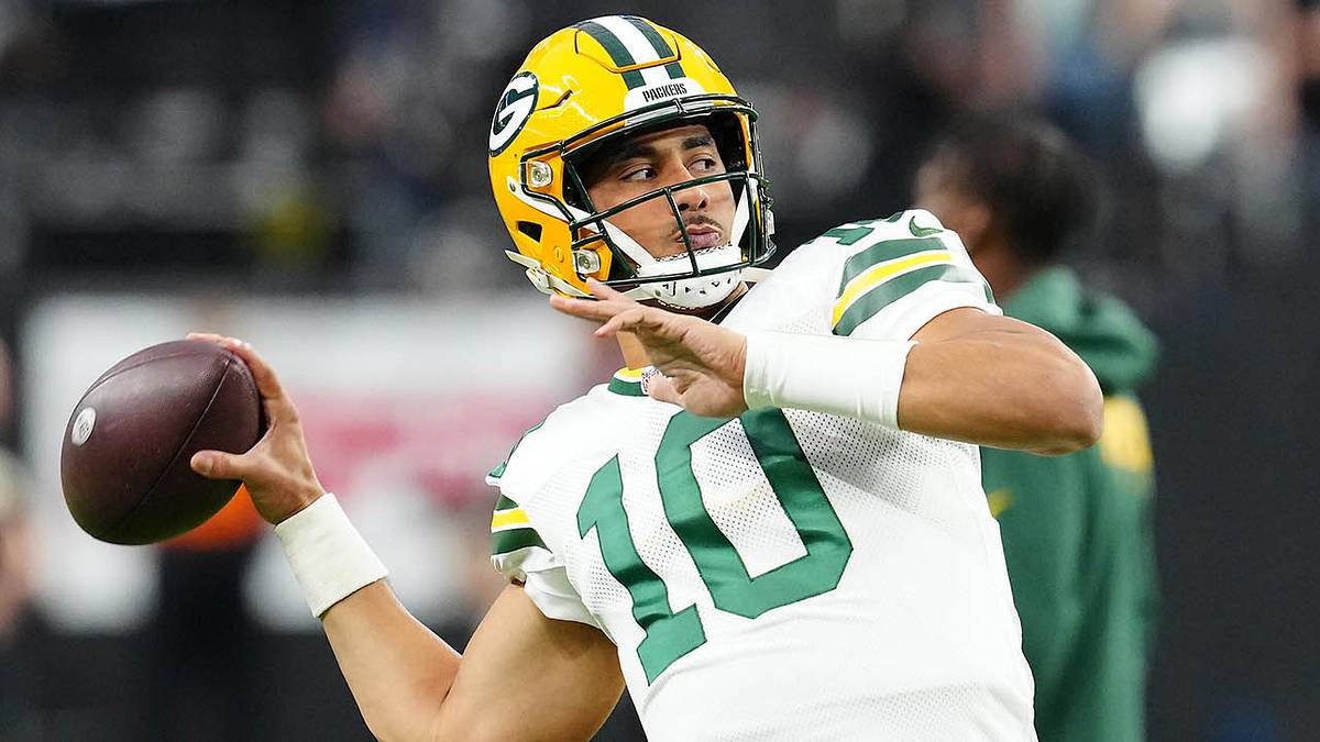 Packers' Jordan Love Roasted by NFL Fans for His Awful Game-Sealing INT vs. Broncos - Sports Illustrated