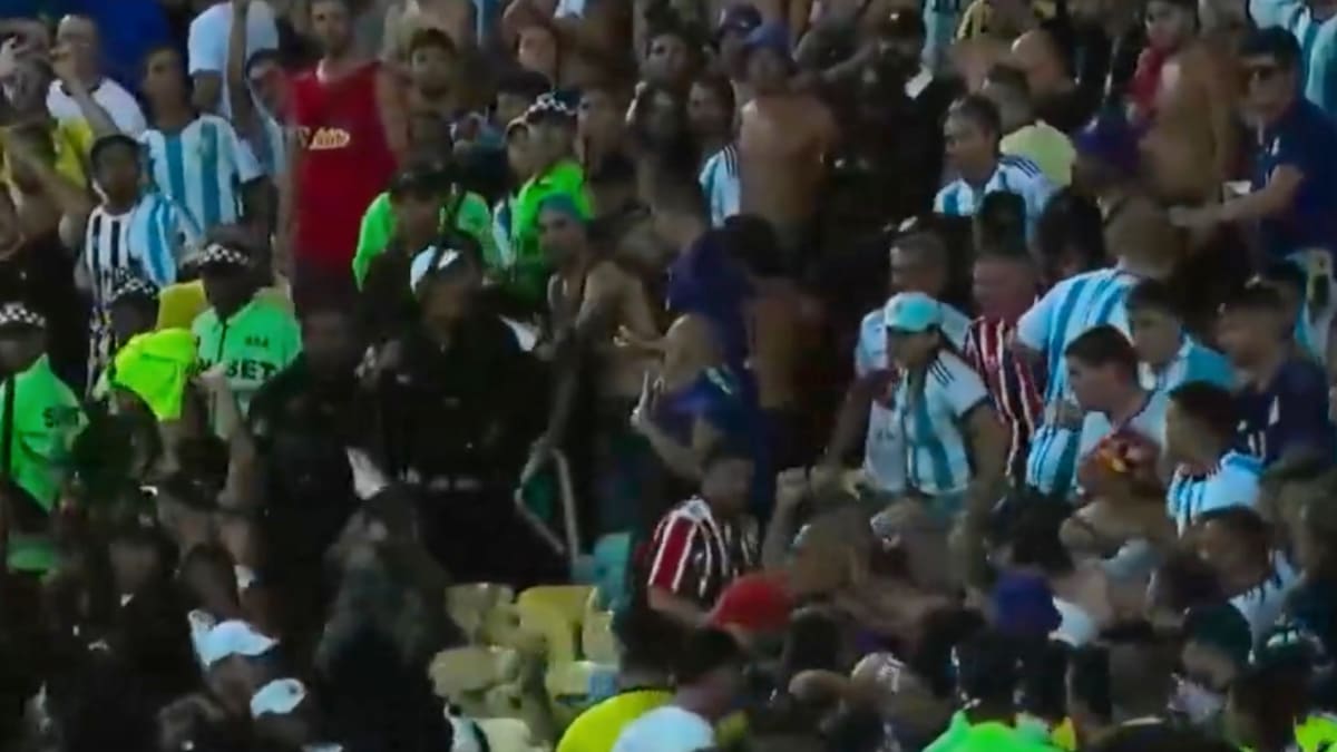 Brazil vs Argentina delayed by crowd violence, Messi leads team off -  Futbol on FanNation