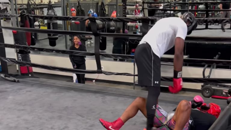Adrian Peterson knocks out sparring partner ahead of boxing debut