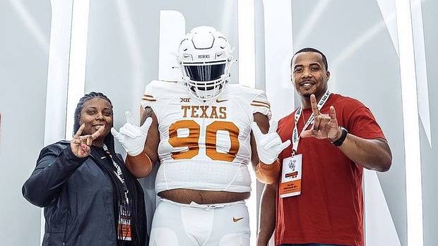 DL Sydir Mitchell Officially Signs With Texas Longhorns - Vimarsana News